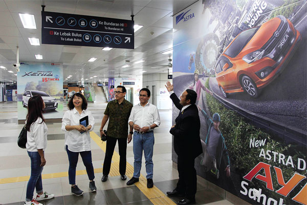 Branding Daihatsu di stasiun Mass Rapid Transit (MRT) cipete Raya, Jakarta Selatan, Kamis (2/5)