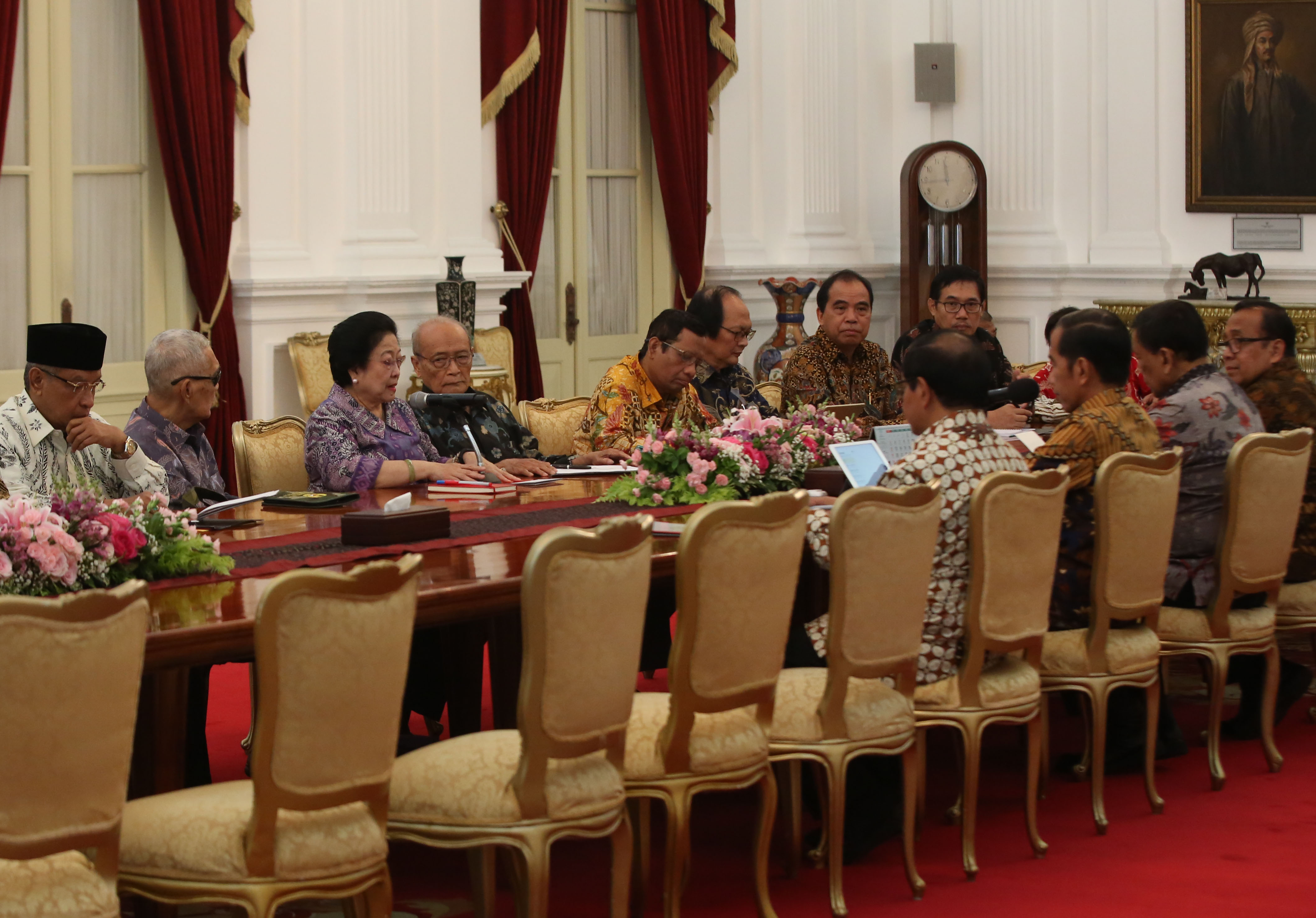 Presiden Joko Widodo (dua kanan) menerima Dewan Pengarah Badan Pembinaan Ideologi Pancasila (BPIP)