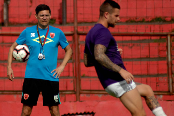  Pelatih baru PSM Makassar Darije Kalezic (tengah) memimpin latihan di Stadion Andi Mattalatta, Makassar, Sulawesi Selatan, 