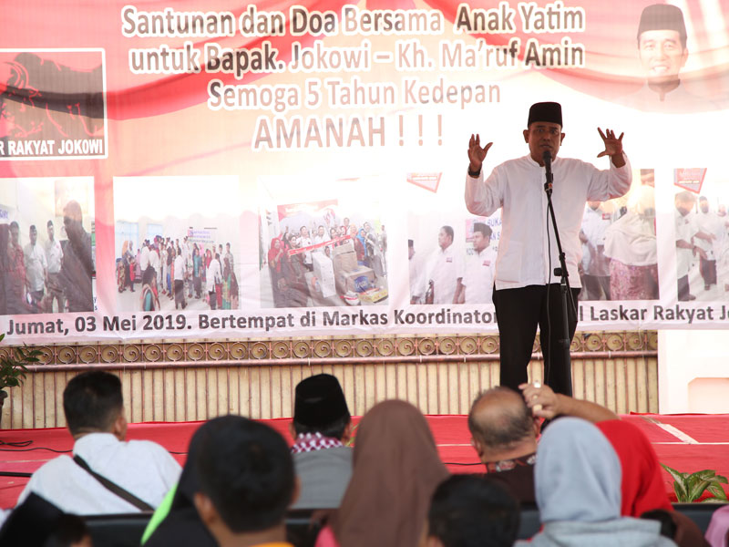 Ketua Umum Laskar Rakyat Jokowi Riano Oscha menyampaikan sambutan saat acara Syukuran dibarengi dengan santunan 200 anak yatim 