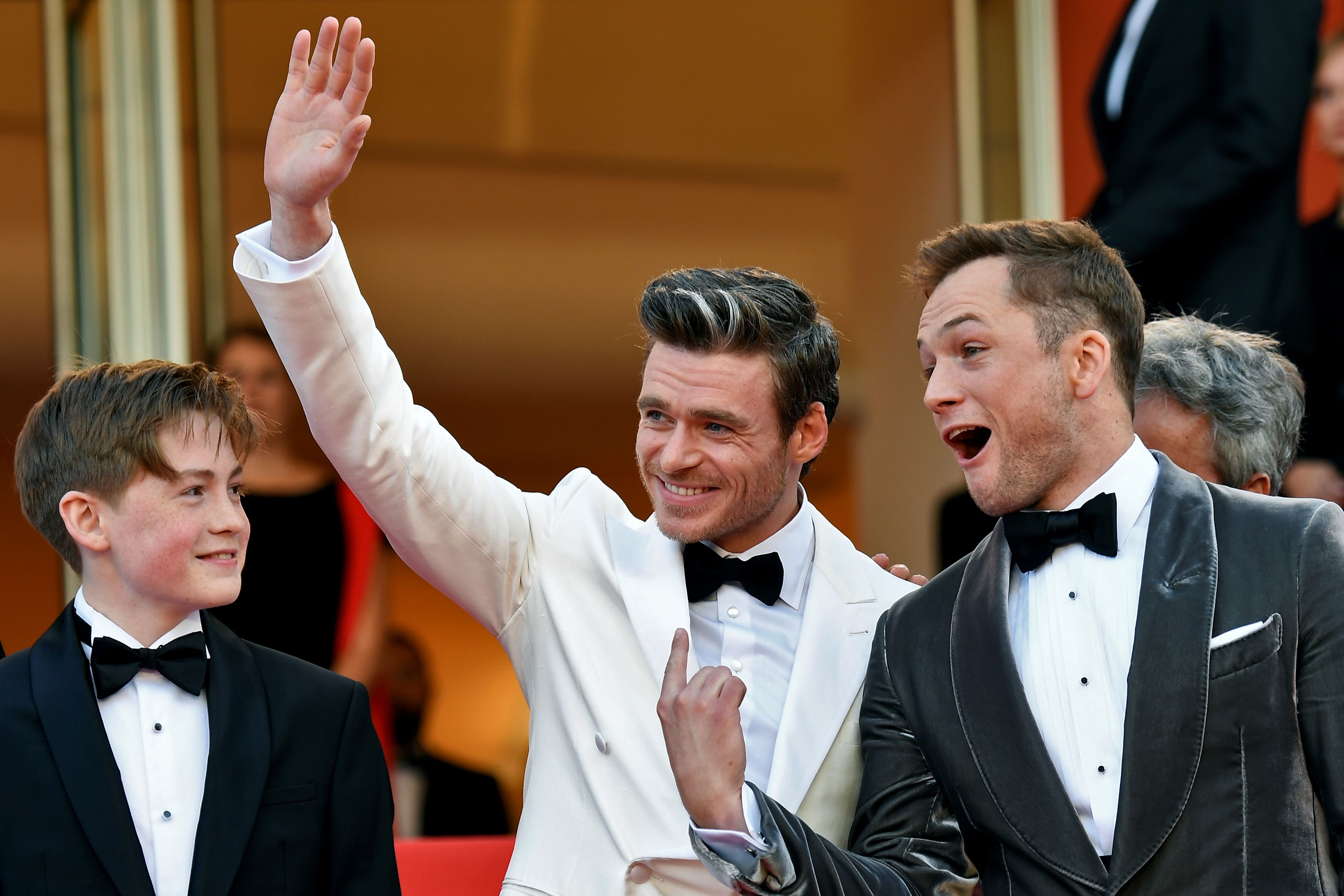 Richard Madden (tengah bertuxedo putih)