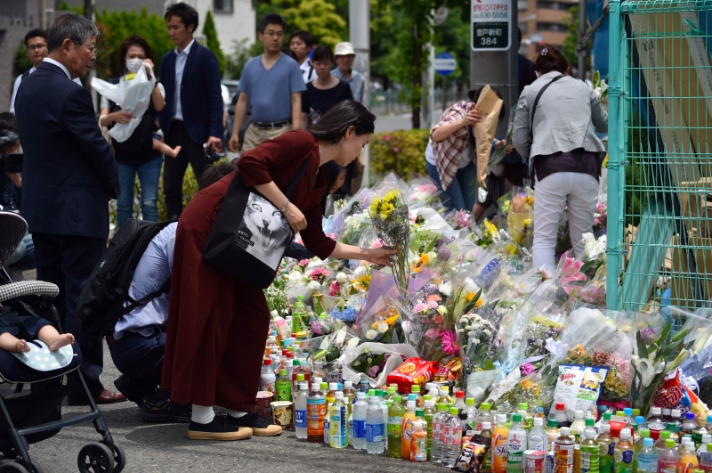 Warga Jepang meletakan karangan bunga lokasi penikaman pada 28 Maret 2019. 