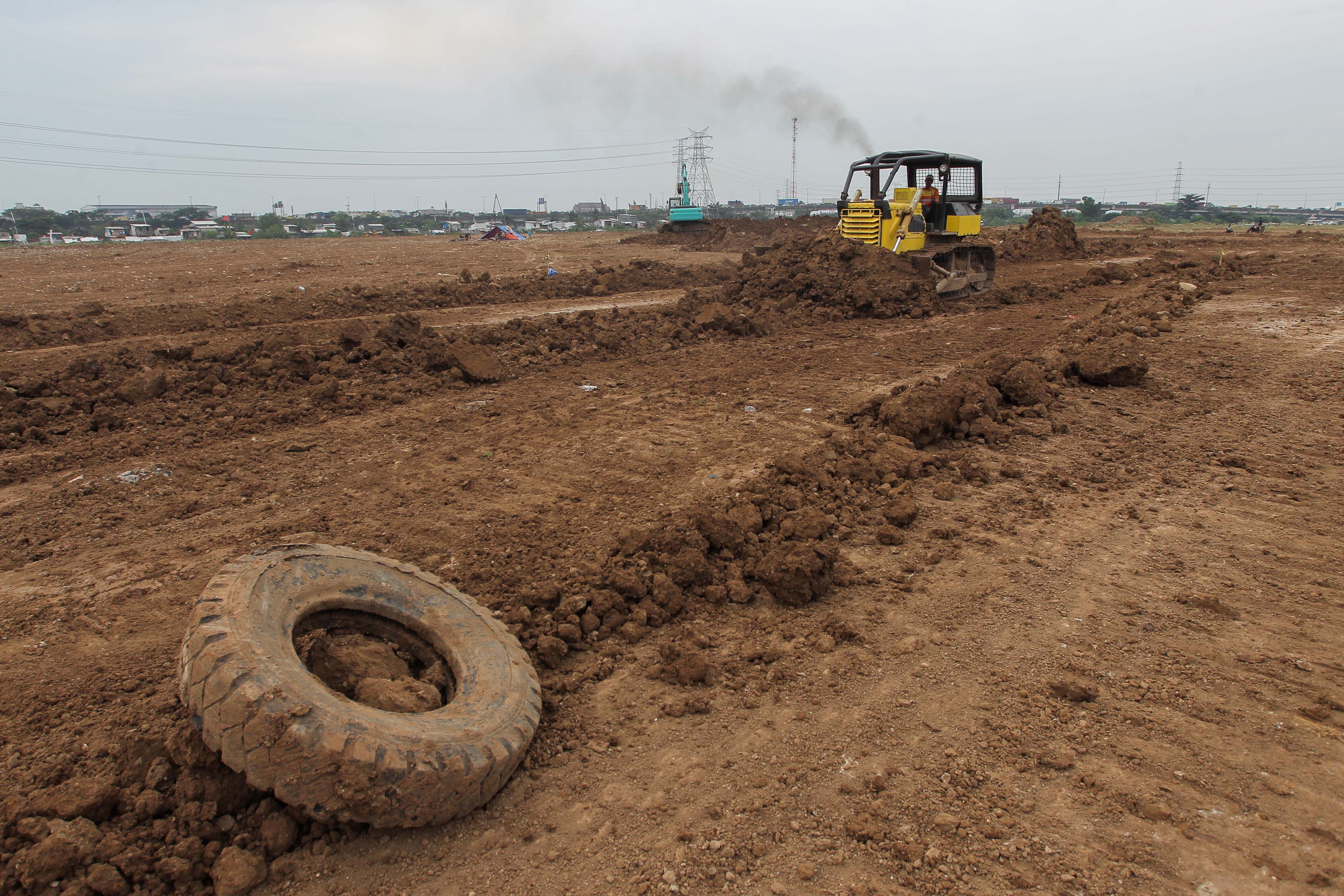 Sejumlah alat berat dikerahkan untuk melakukan pemerataan tanah pada area proyek pembangunan stadion BMW, Jakarta, kemarin.