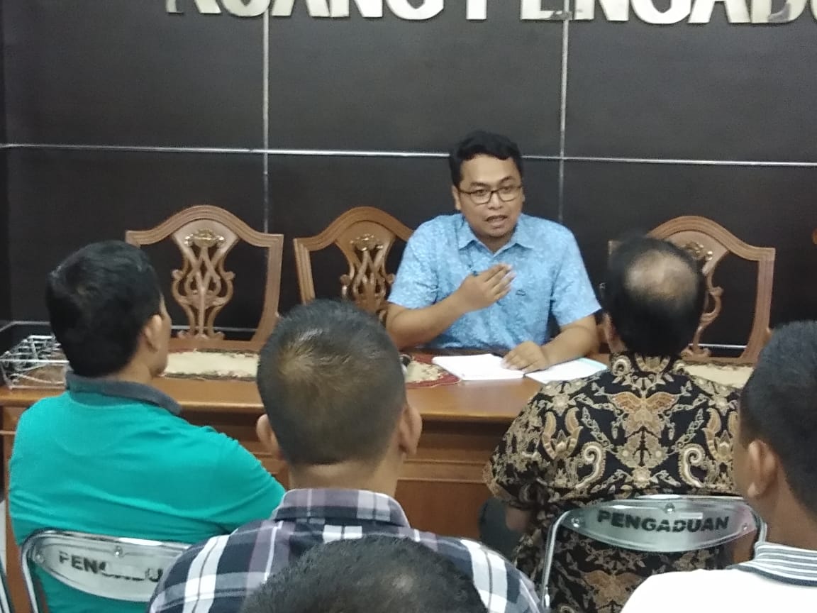 Komisioner Komnas HAM  Mohammad Choirul Anam menerima warga Petamburan penghuni Asrama Brimob