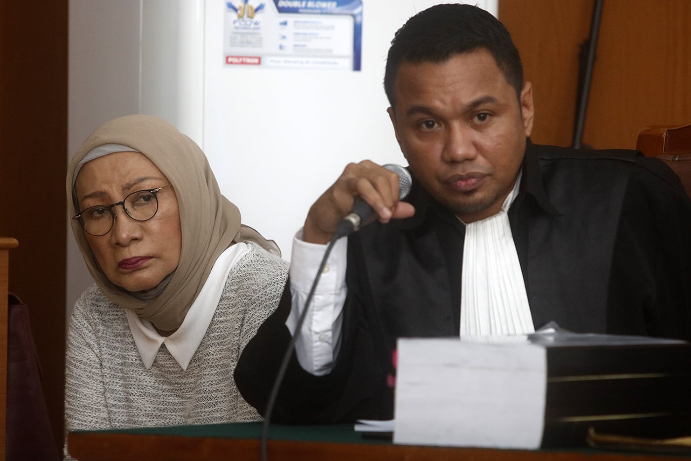  Terdakwa kasus dugaan penyebaran berita bohong atau hoaks, Ratna Sarumpaet (kiri) menyimak keterangan saksi saat menjalani sidang lanjutan 