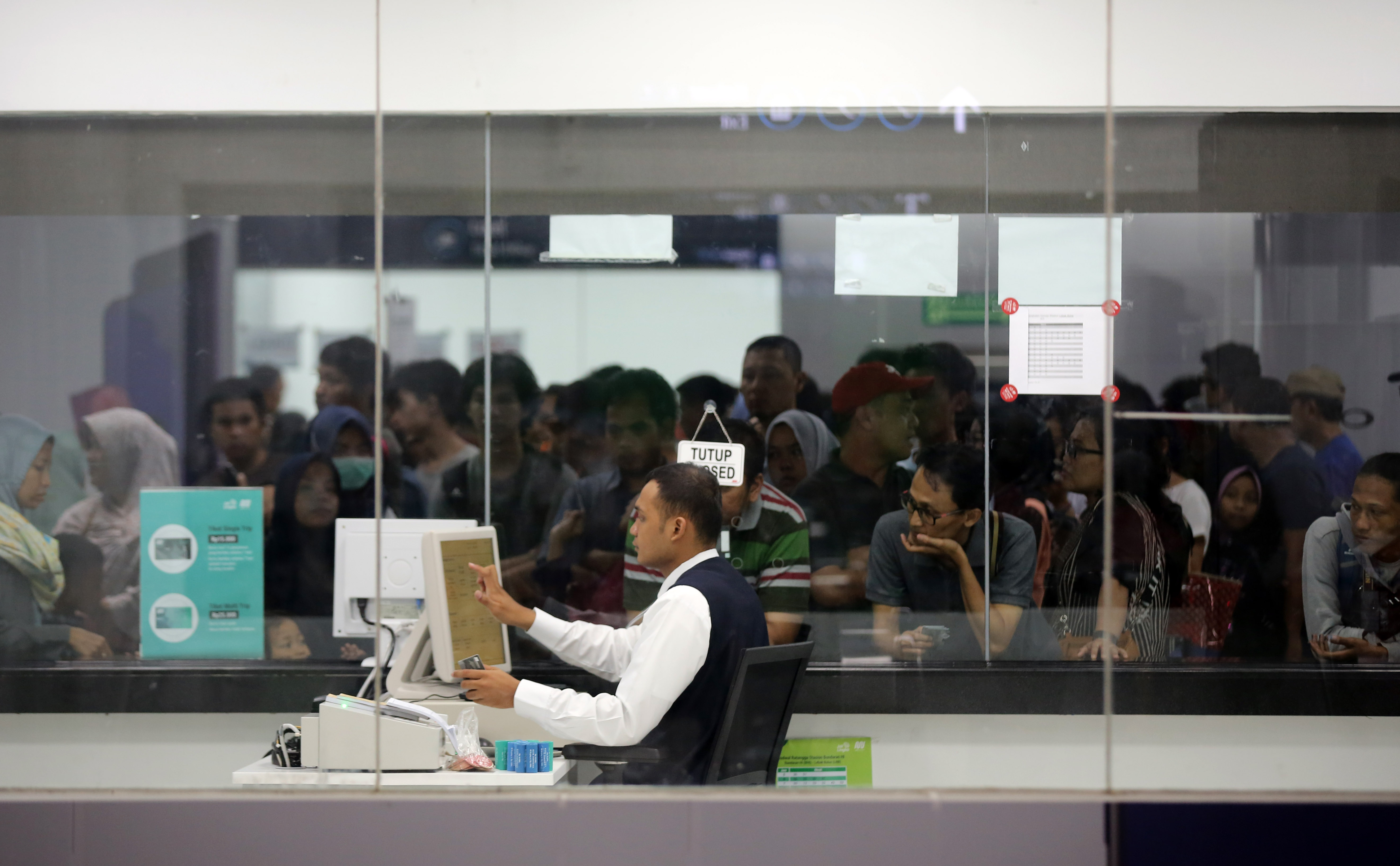 Petugas tiket MRT Jakarta melayani penumpang yang membeli tiket MRT jakarta