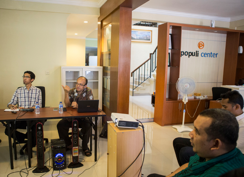 Peneliti Populi Center Dimas Ramadhan (sebelah kiri) menjadi moderator dalam acara diskusi.