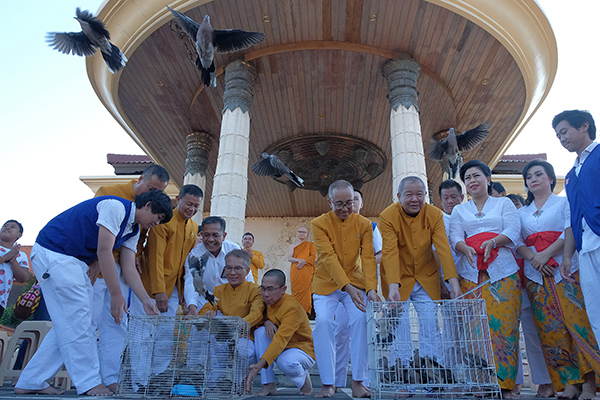 Umat Buddha di Vihara Buddha Sakyamuni, Kota Denpasar, Provinsi Bali, melepas sekitar 1.000 ekor burung 