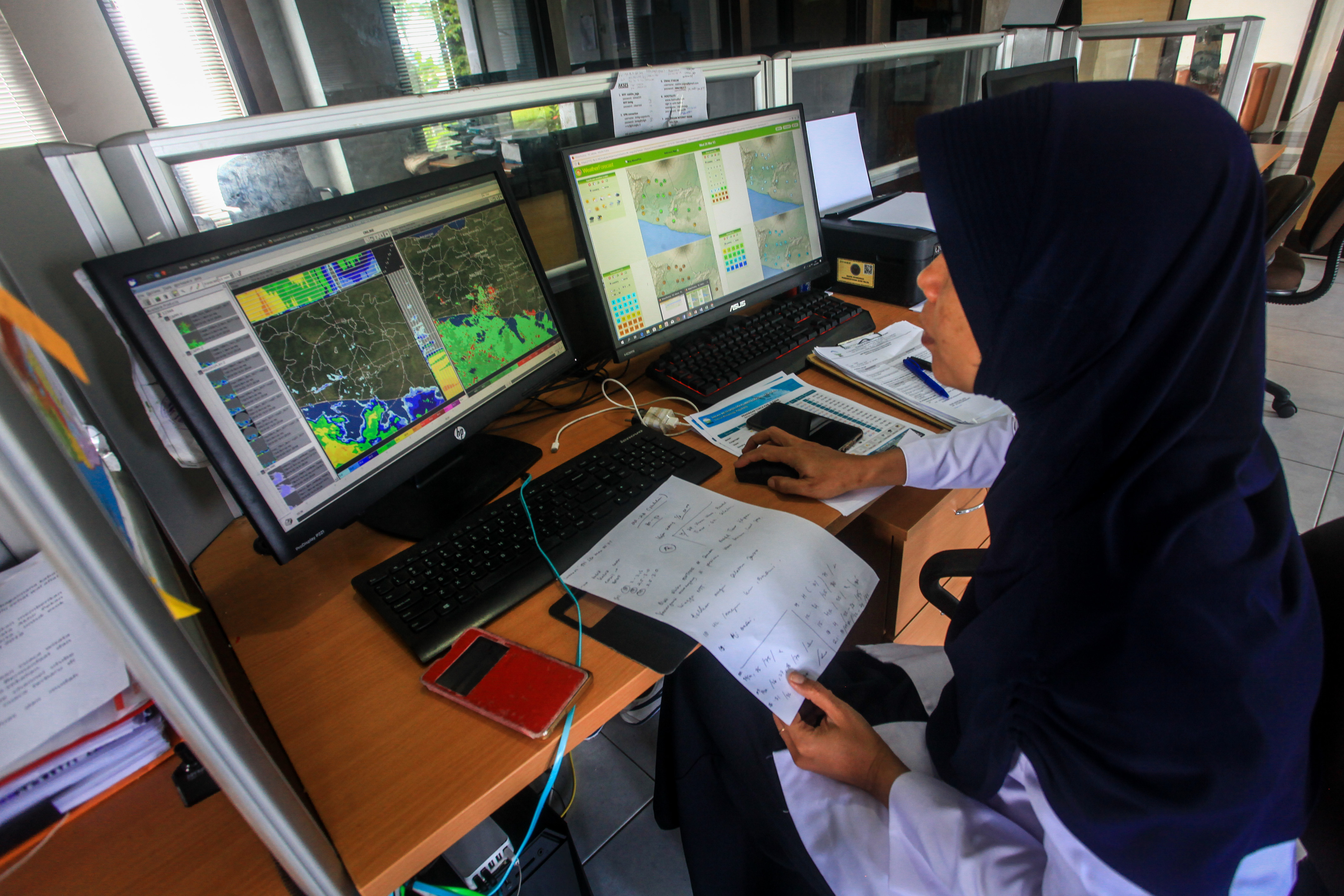  Petugas memantau pergerakan awan di kantor Stasiun Klimatologi Badan Meteorologi, Klimatologi dan Geofisika (BMKG) 