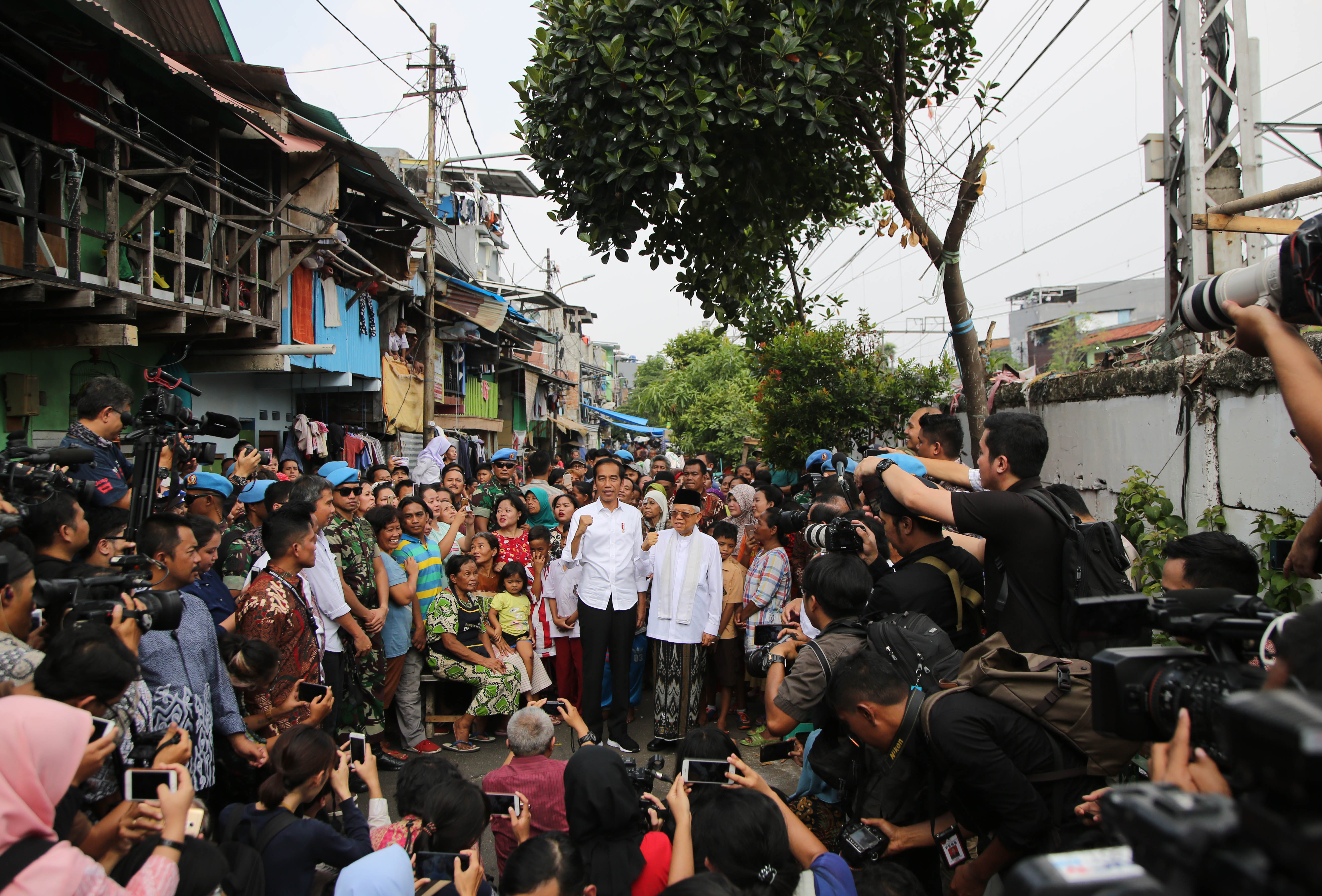 Presiden dan Wakil Presiden terpilih Joko Widodo dan Kyai Ma'ruf Amin di Kampung DeretTanah Tinggi, Johar Baru, Jakarta Pusat, Selasa (21/5)