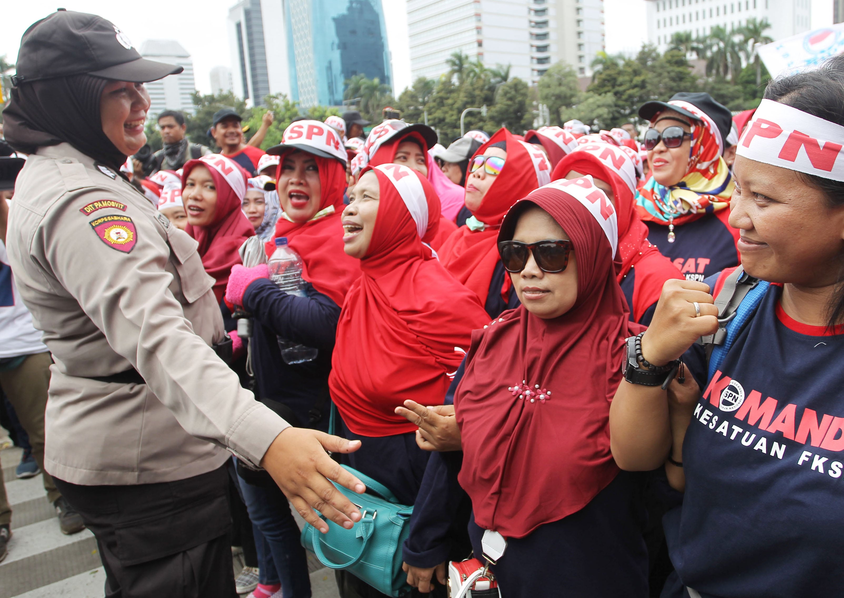 Petugas Kepolisian menjaga aksi massa memperingati hari buruh internasional di kawasan Bundaran Patung Kuda, Jakarta, Rabu (1/5)