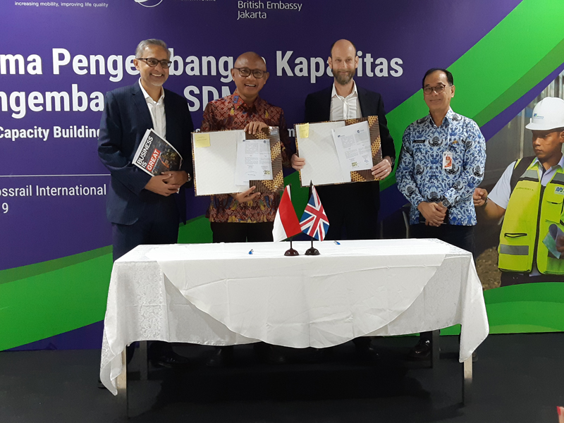  Direktur Utama PT MRT Jakarta William Sabandar (kedua dari kiri) menandatangani MoU dengan Direktur Pelaksana Crossrail Paul Dyson.
