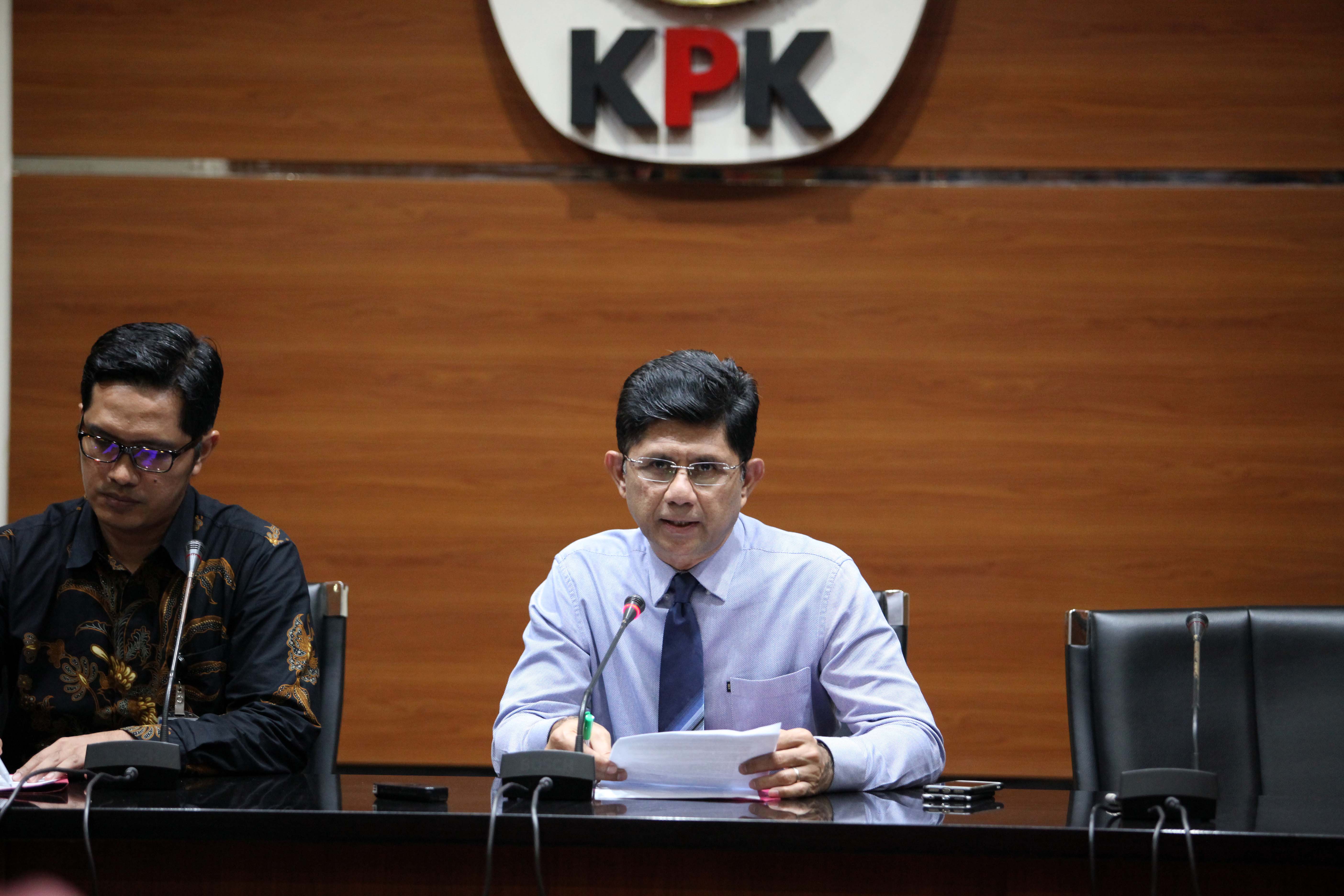 Wakil Ketua KPK Laode M Syarif (tengah)