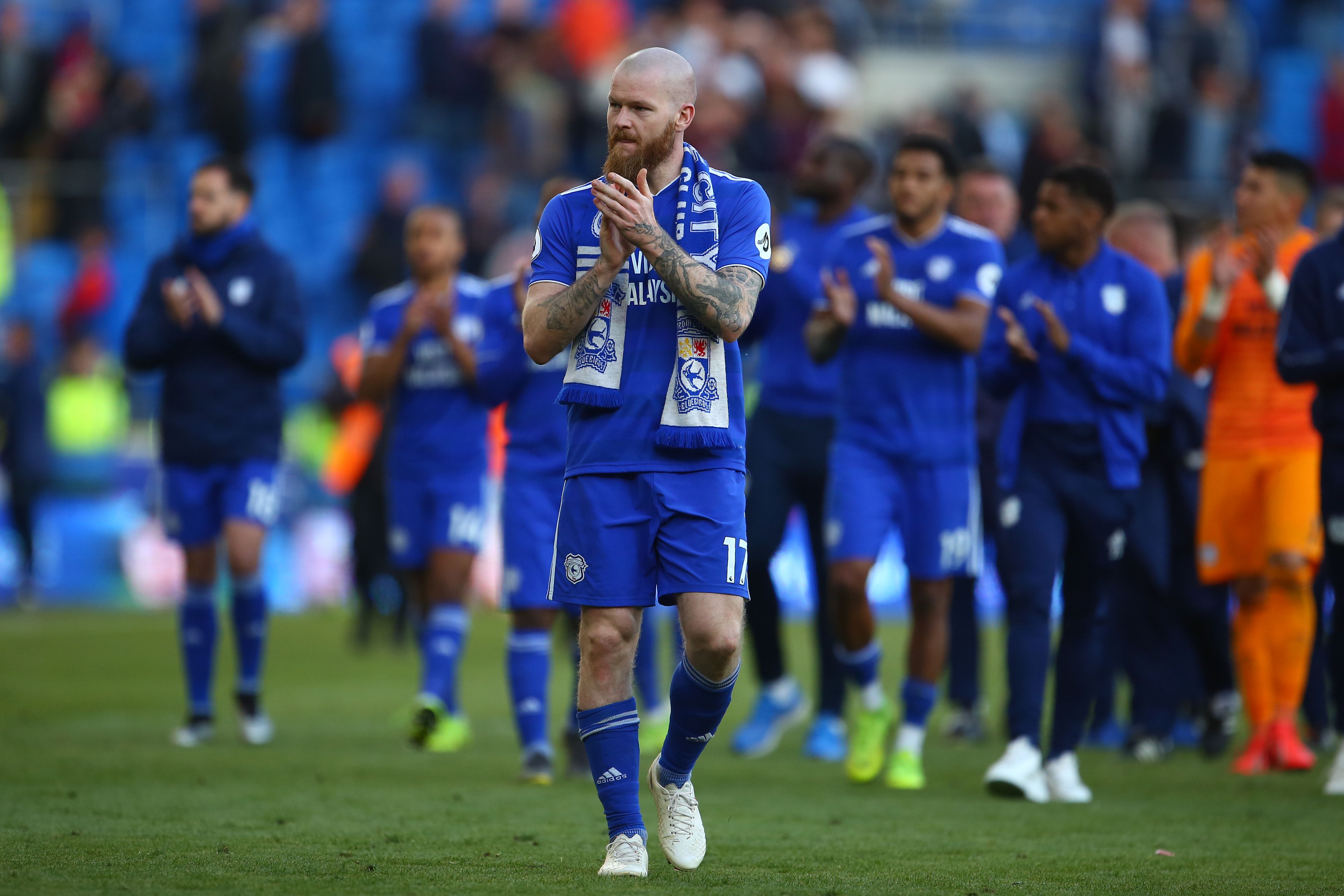 Gelandang Cardiff City Aron Gunnarsson berterima kasih kepada para pendukung usai laga melawan Crystal Palace.