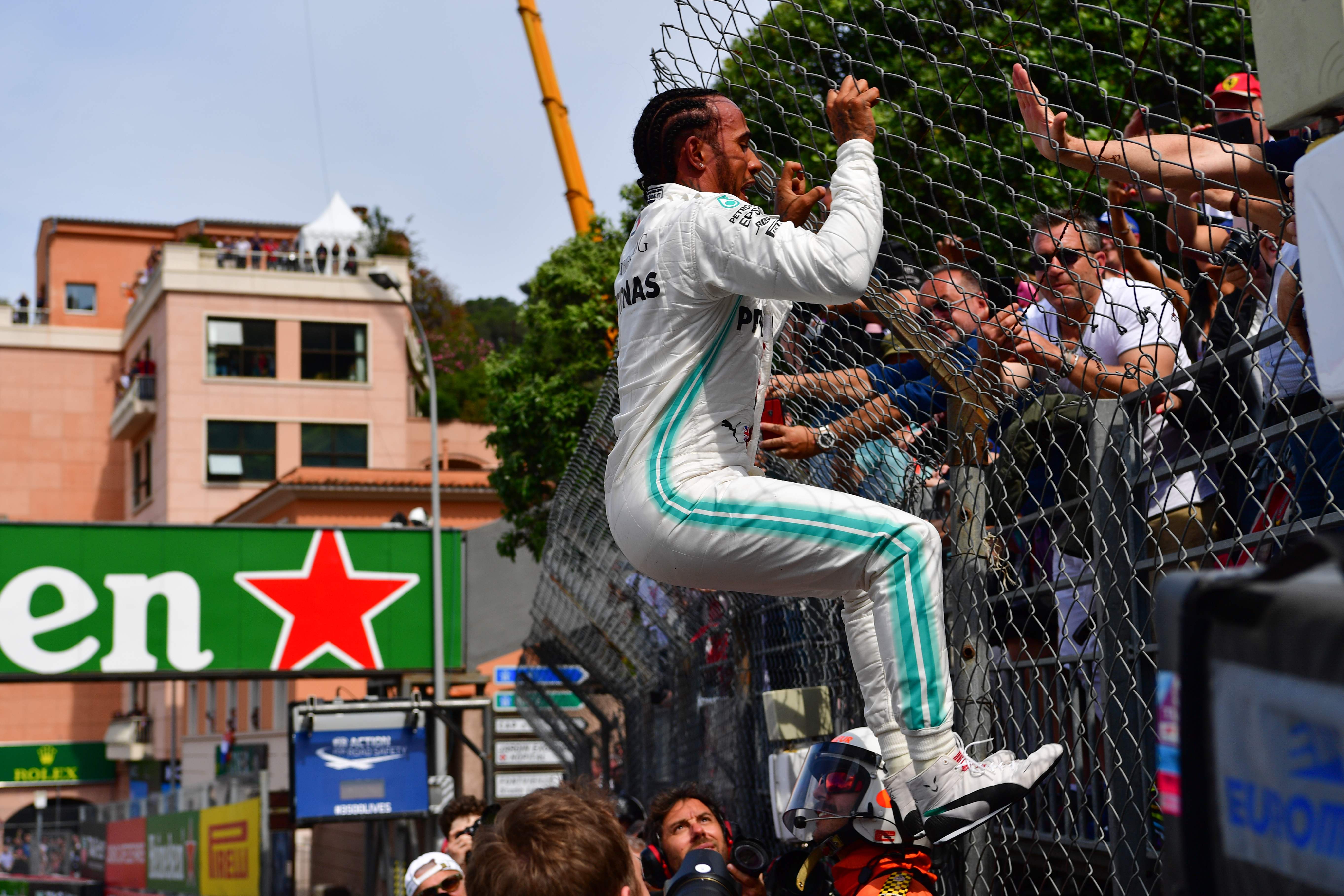 Lewis Hamilton merayakan keberhasilannya meraih posisi pole di GP Monaco