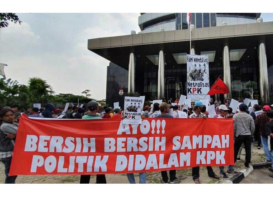 Komite Aksi Pemuda Anti Korupsi (KAPAK) melakukan demo di depan gedung KPK, menuding ketidak netralan Komisi Pemberantasan Korupsi (KPK) 