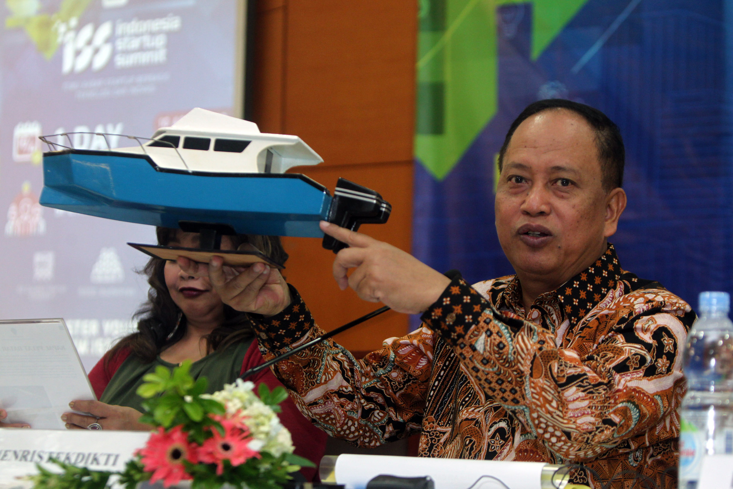  Menteri Riset, Teknologi, dan Pendidikan Tinggi (Menristek-Dikti) Mohamad Nasir memperlihatkan contoh kapal pelat datar karya anak bangsa 