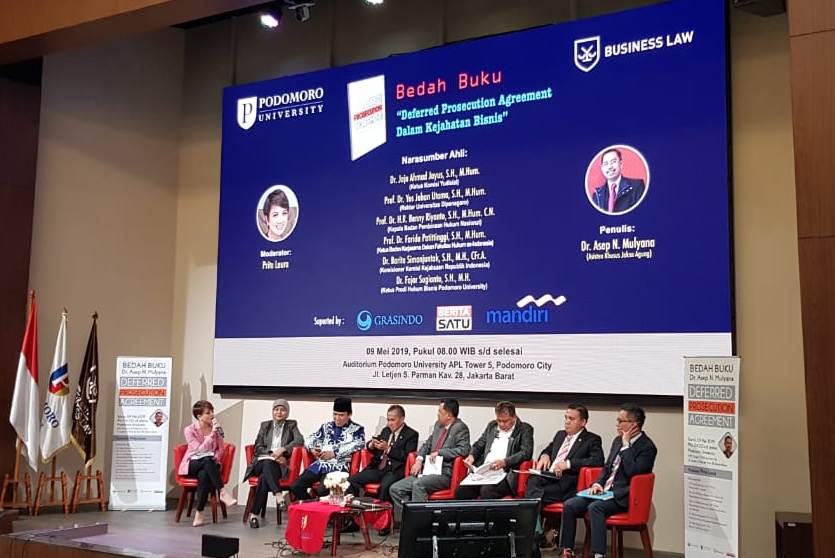  Rektor Podomoro University, Cosmas Batubara, pada sambutan Bedah Buku 'Deferred Prosecution Agreement Dalam Kejahatan Bisnis' karya Dr Asep