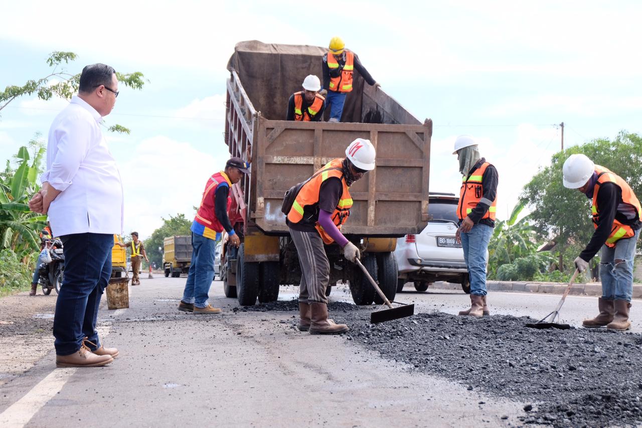 15% jalan Lintas Timur di Sumsel yang rusak sedang diperbaiki 