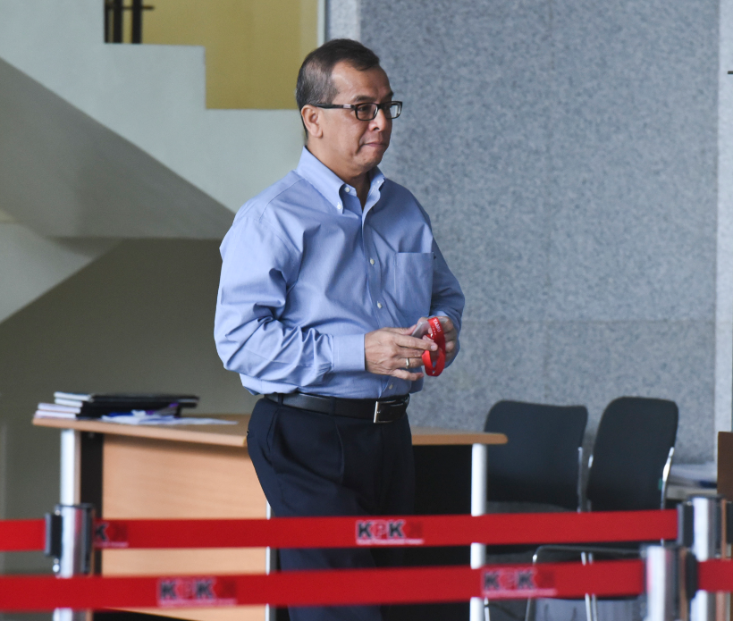 Mantan Direktur Utama PT Garuda Indonesia Emirsyah Satar berjalan ke luar gedung KPK seusai diperiksa di Jakarta, 16 April 2018.