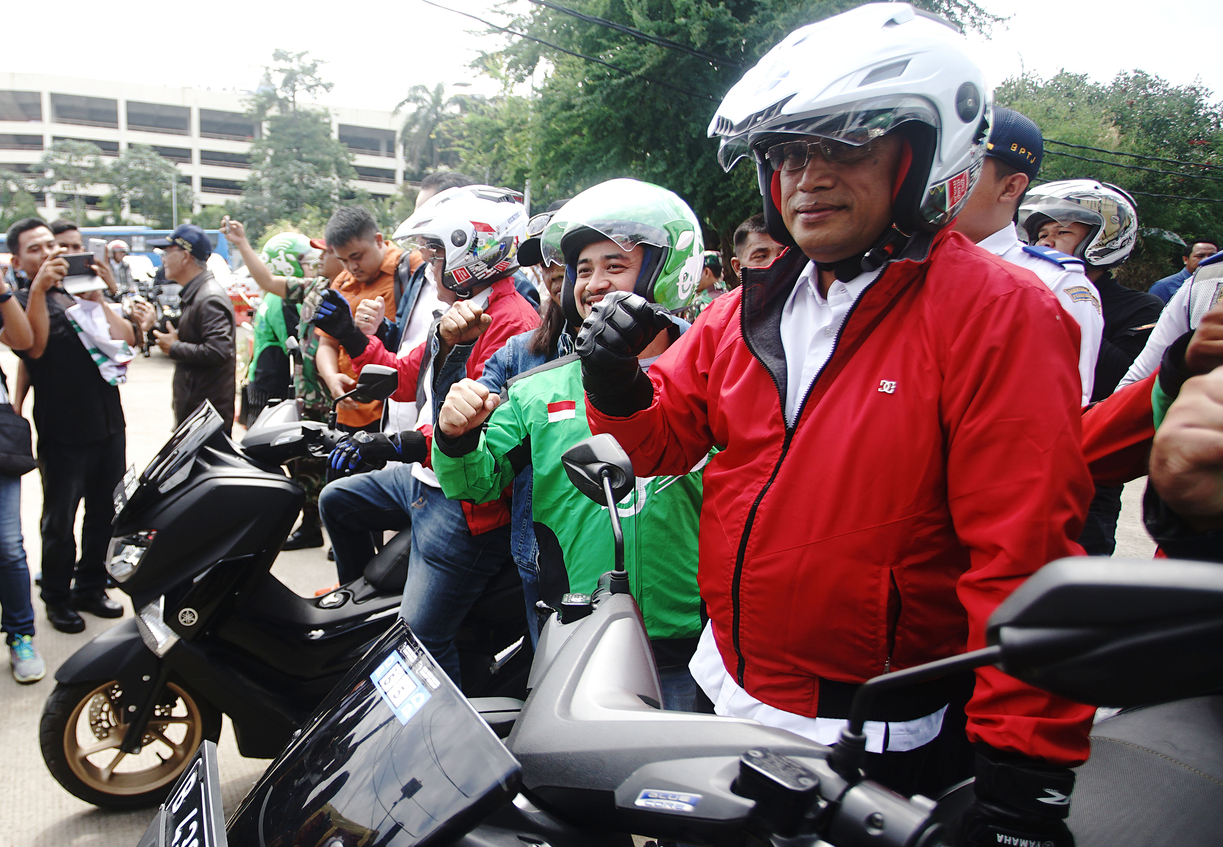 Menteri Perhubungan Budi Karya Sumadi (kanan) saat mengikuti kampanye safety riding di Depok, Jawa Barat, Sabtu (5/1).
