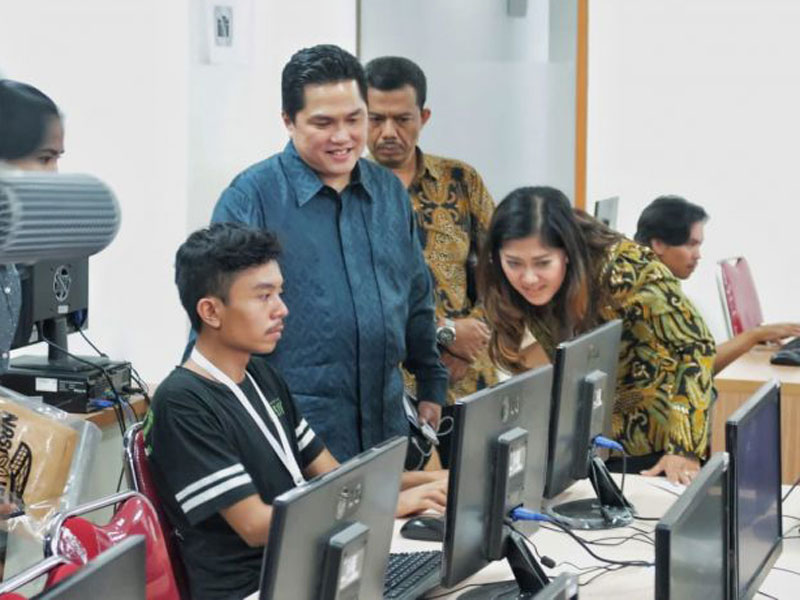 Ketua TKN Jokwi-Amin, Erick Thohir menunjukkan War Room TKN kepada media asing