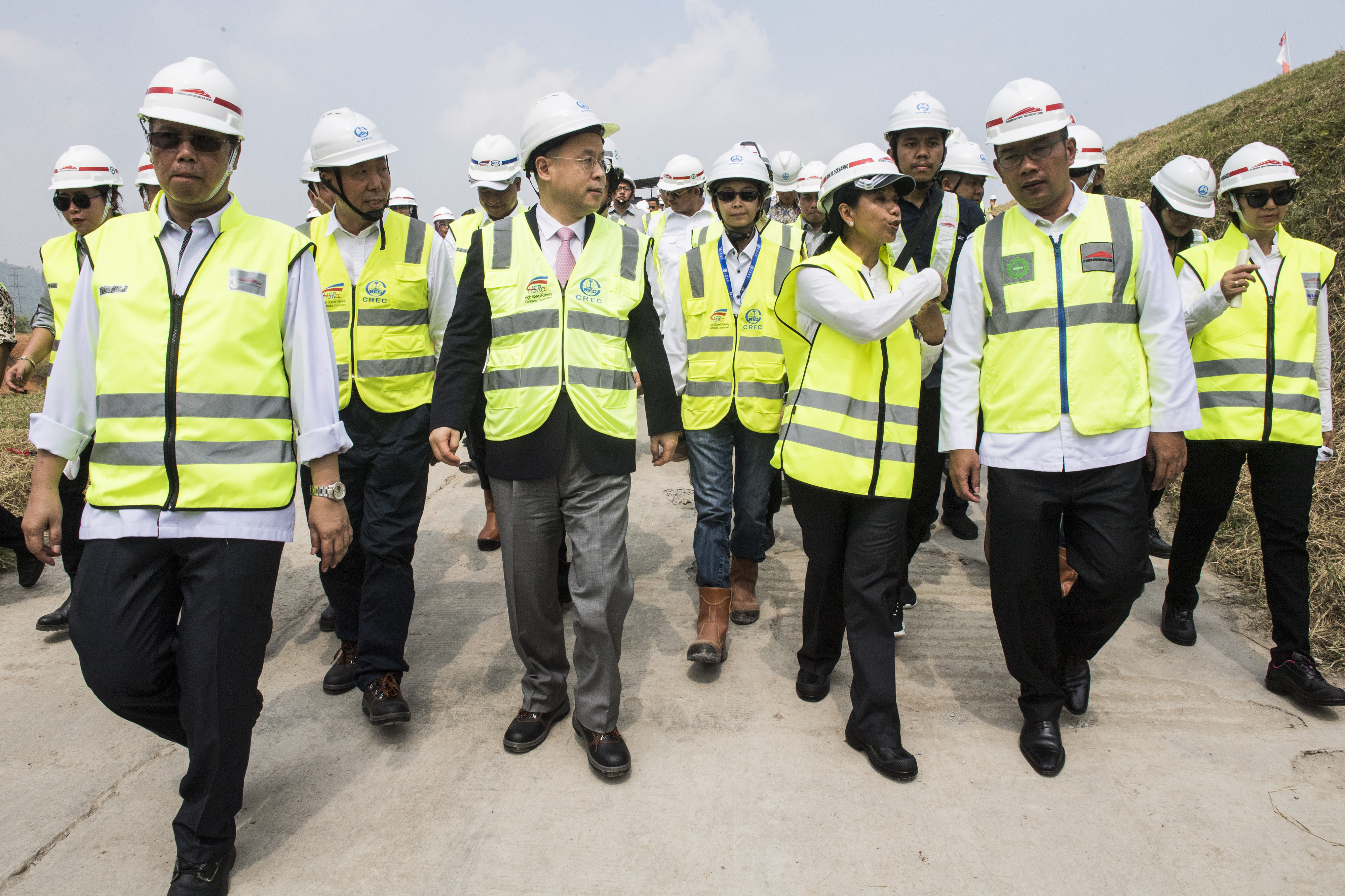 Menteri BUMN Rini Soemar saat menuju Tunnel Walini proyek Kereta Cepat Jakarta-Bandung di Kabupaten Bandung Barat, Jawa Barat,Selasa (14/5).