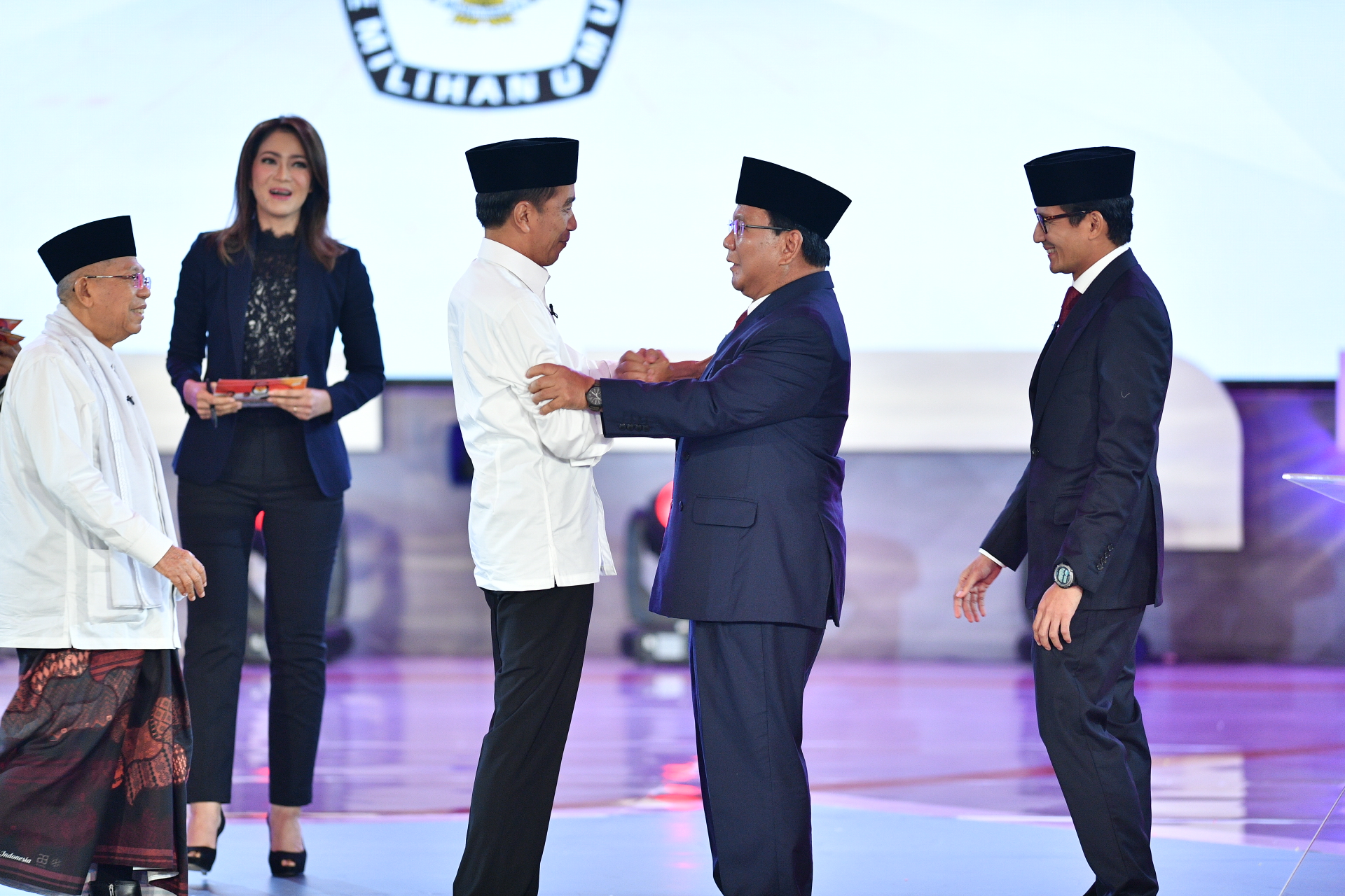 Pasangan calon 01 Joko Widodo-Maruf Amin (kiri) saling berhadapan dengan pasangan calon 02 Prabowo-Sandiaga Uno di debat terakhir.
