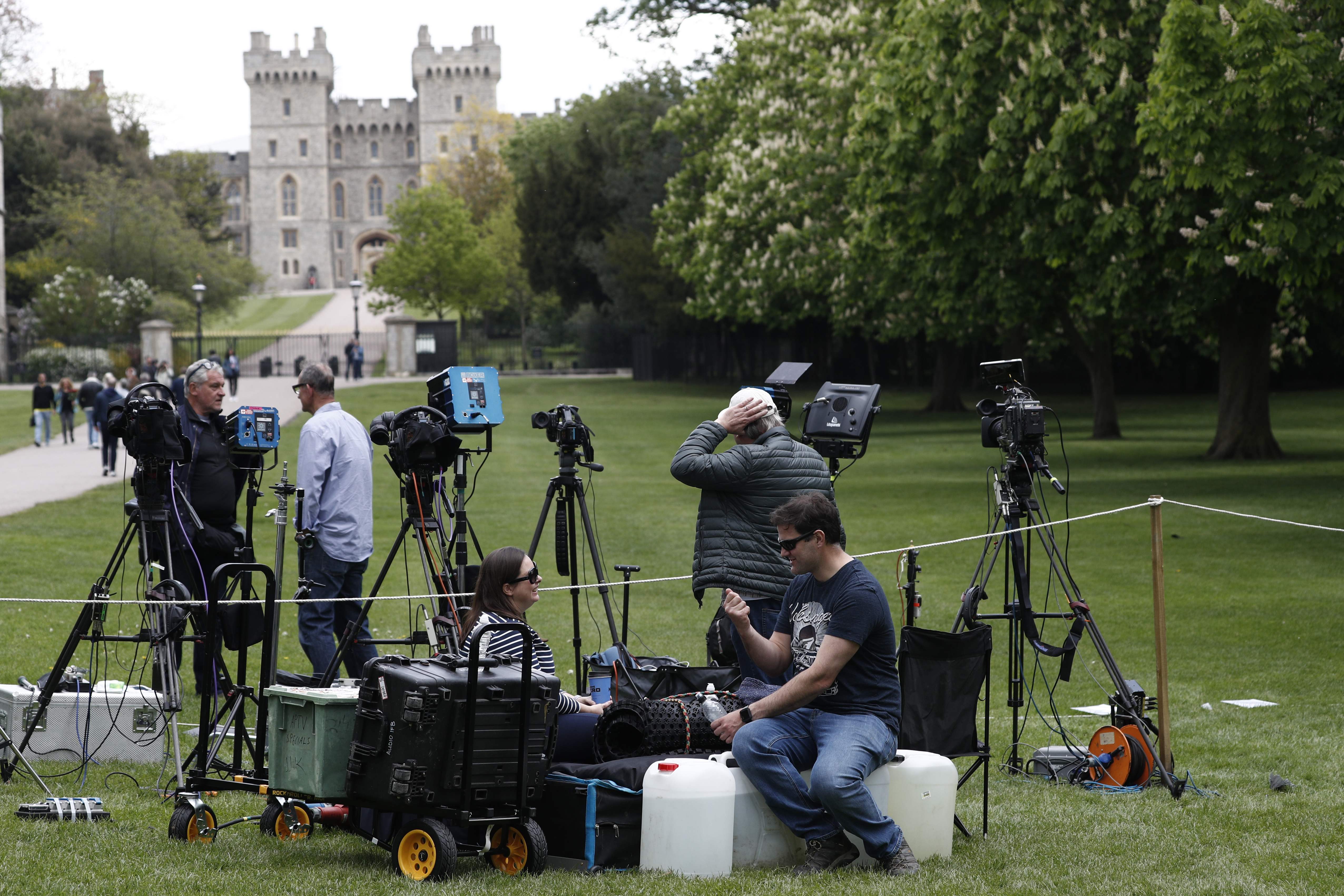 Sejumlah awak media menunggu di dekat Istana Windsor sehari setelah kelahiran putra pertama pasangan Pangeran Harry dan Meghan.