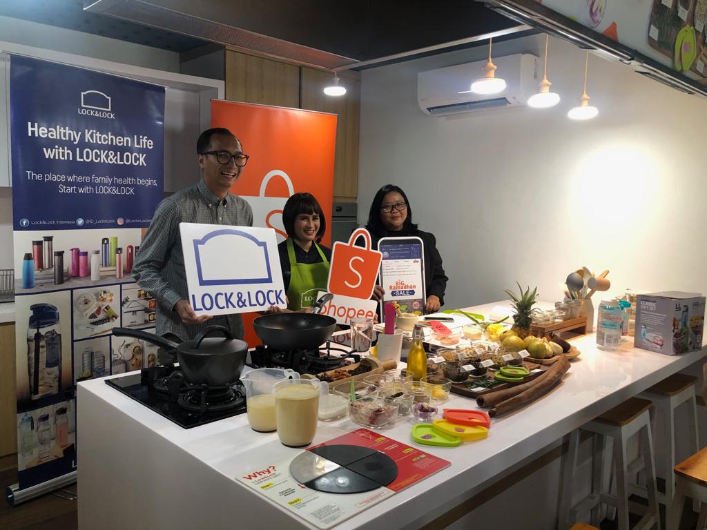  Shanti Serad (tengah) sedang melakukan demo  memasak bubur Kanji Rumbi dari Aceh di acara kampanye Inspirasi Ramadan, Jumat (3/5).