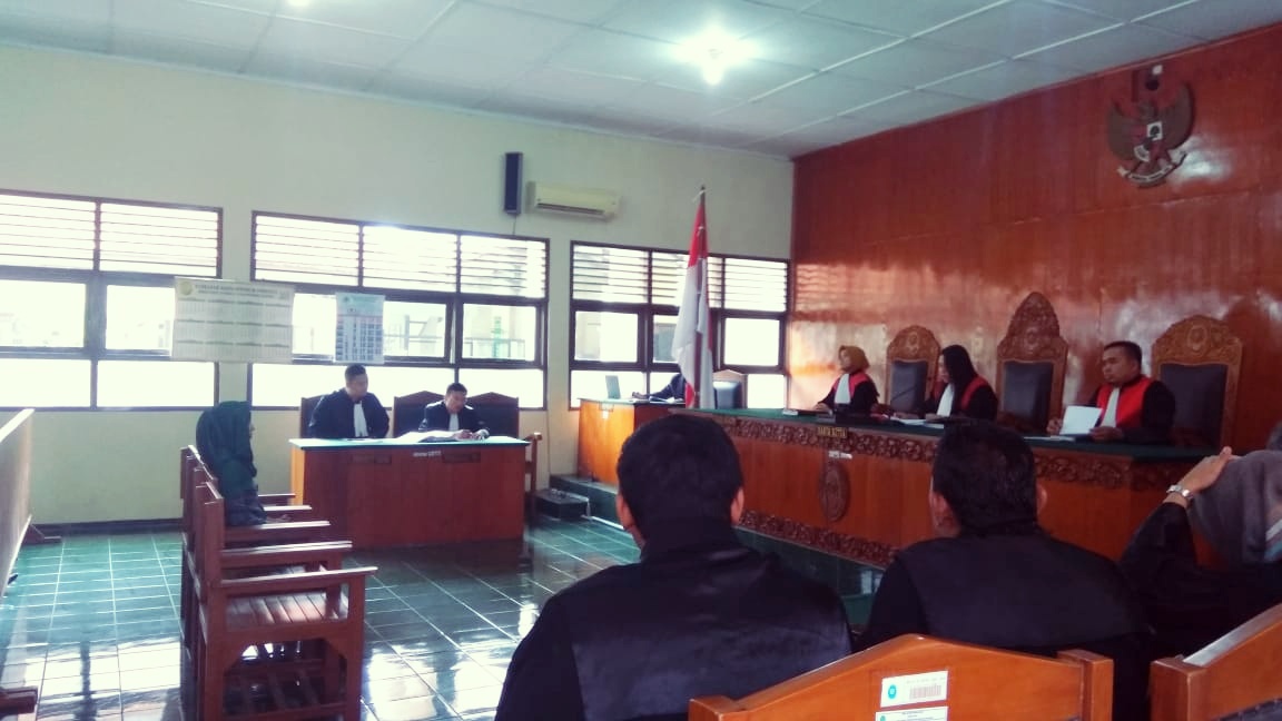  Rochmi Kurnia Sari dihukum percobaan karena terbukti berkampanye di tempat ibadah saat masa kampanye Pemilu 2019 lalu. 