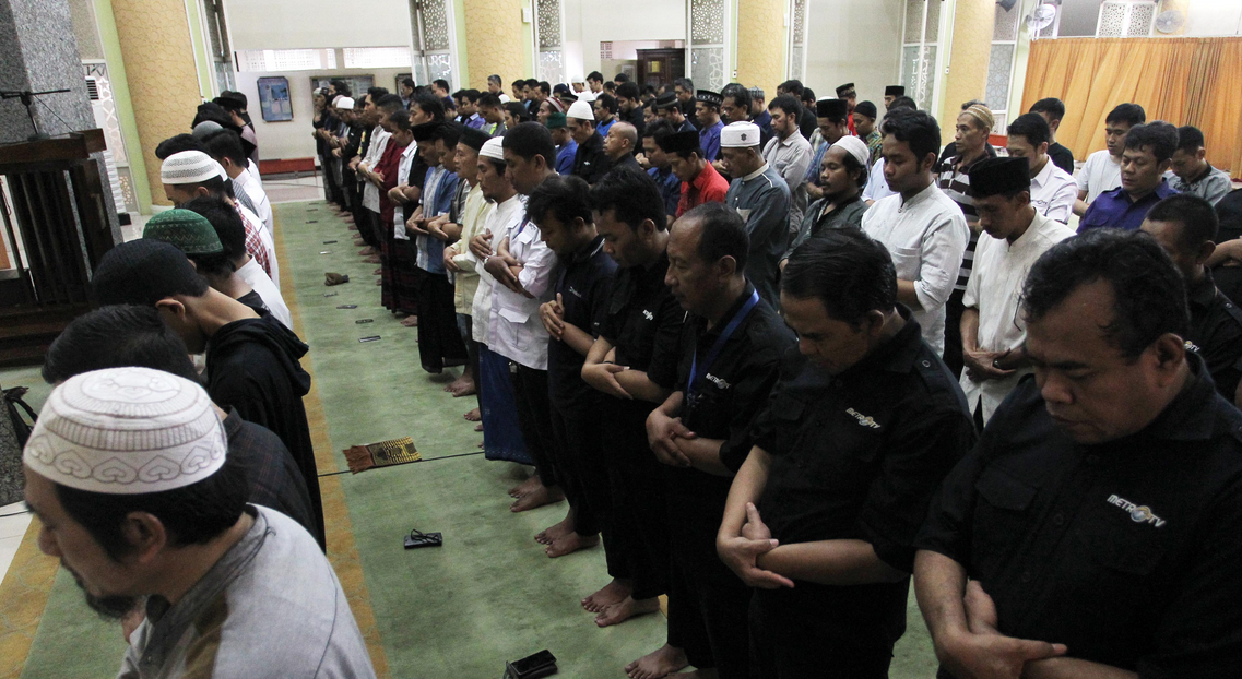 Suasana malam Nuzulul Quran Media Group di Masjid Nursiah Daud Paloh, Jakarta, Selasa (21/5).
