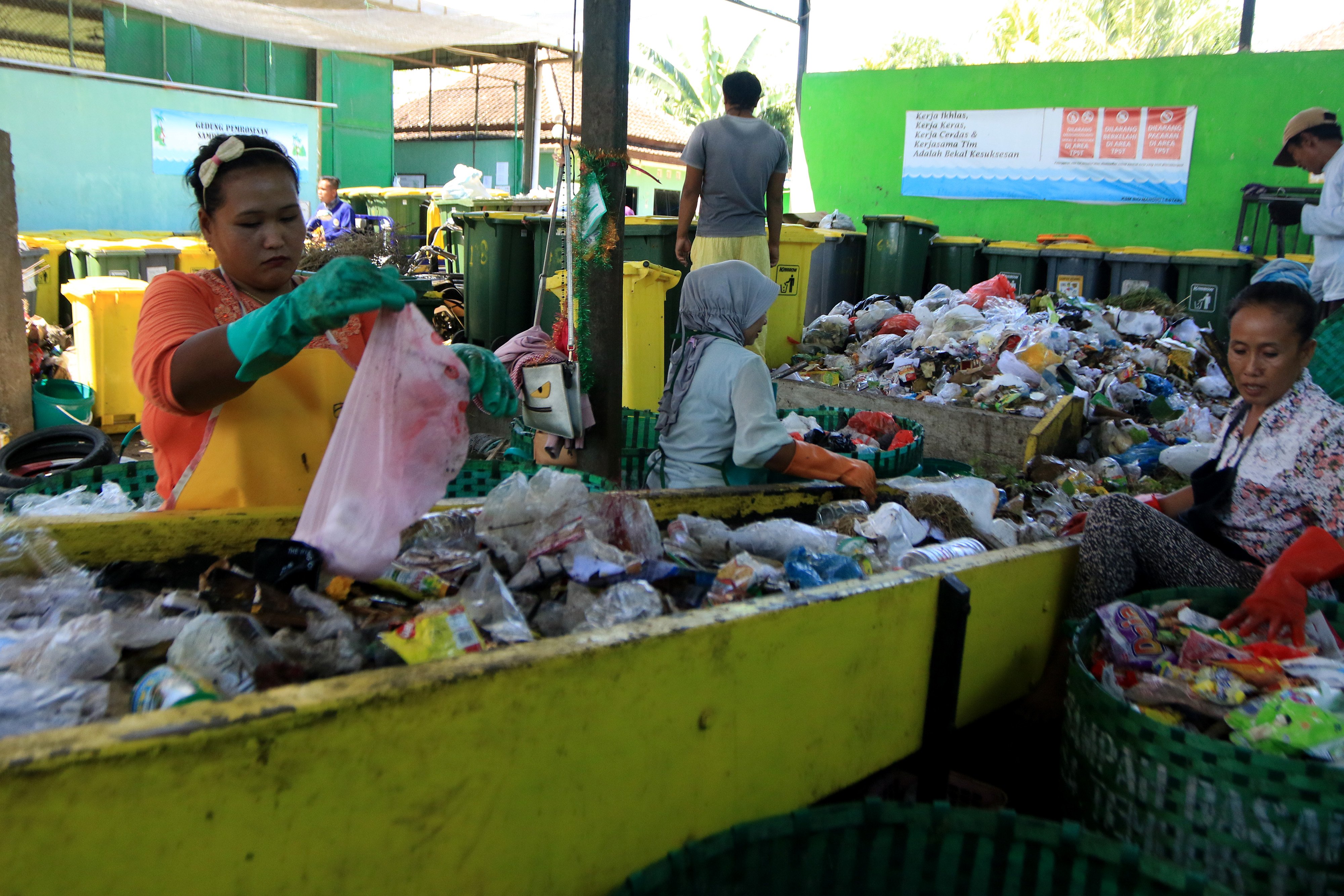  Pekerja memilah sampah di Tempat Pengolahan Sampah Terpadu (TPST) 