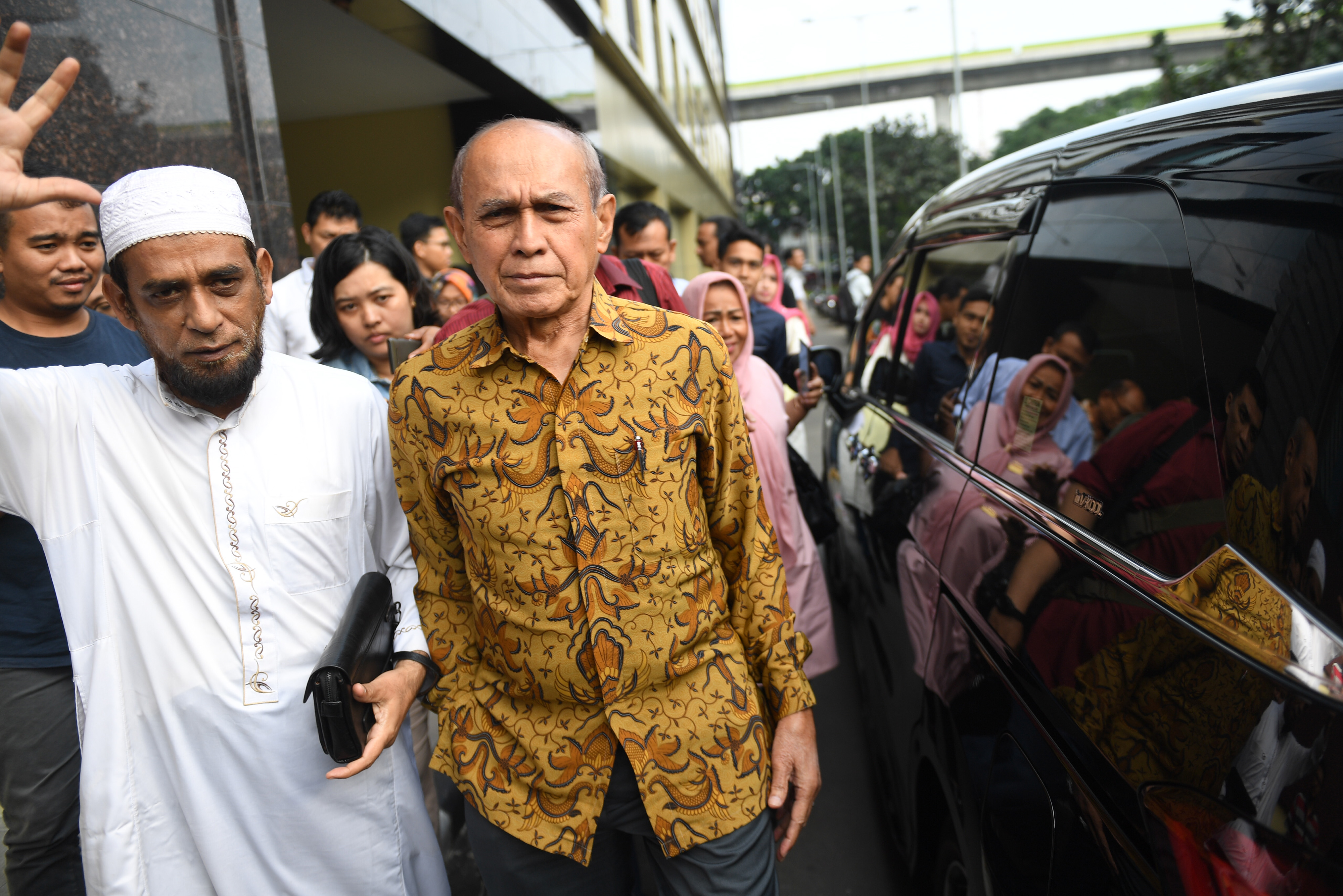  Mayor Jenderal TNI Purn Kivlan Zen (kanan) berjalan meninggalkan Bareskrim Polri usai menjalani pemeriksaan di Jakarta, Senin (13/5)