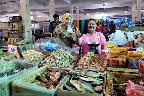 SIDAK WAKIL WALI KOTA: Wakil Wali Kota Palembang Fitrianti Agustinda (kiri) saat menggelar inspeksi mendadak (sidak) di Pasar Modern Plaju, 