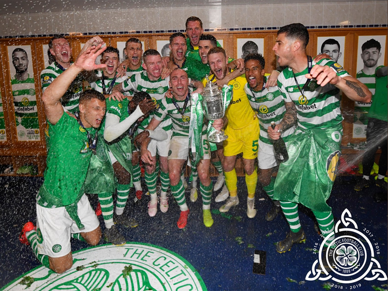 Para pemain Celtic merayakan gelar Piala Skotlandia mereka.
