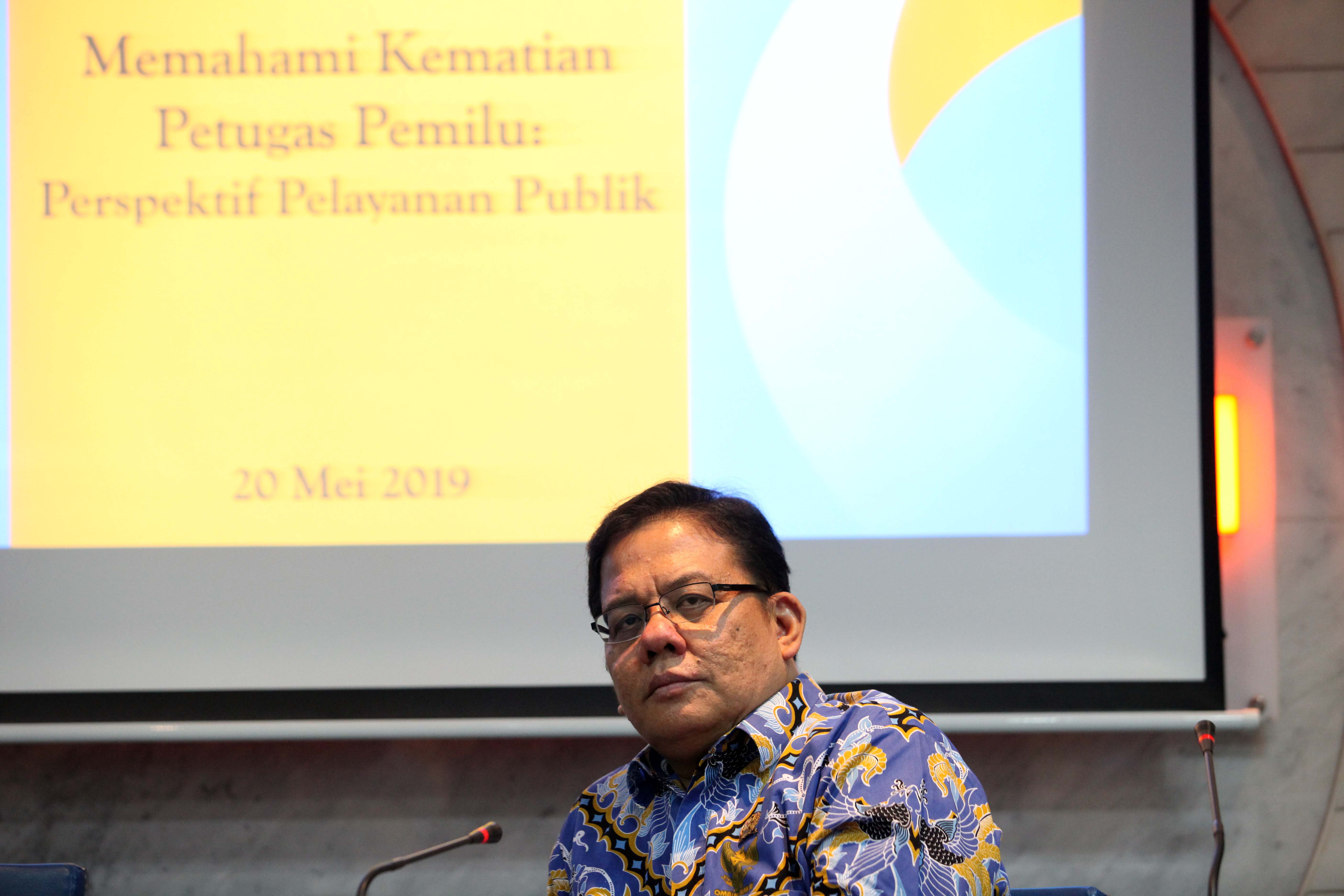 Anggota Ombudsman Adrianus Meliala menyampaikan keterangan pers di Gedung Ombudsman, Jakarta, Senin (20/5).