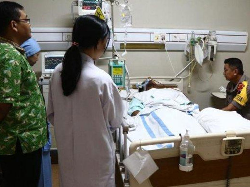 Kapolda Jateng, Irjen Pol Rycko A Dahniel menjenguk Kasat Reskrim Polres Wonogiri, AKP Aditia Mulya, yang masih kritis di ICU RS Dr Oen Solo