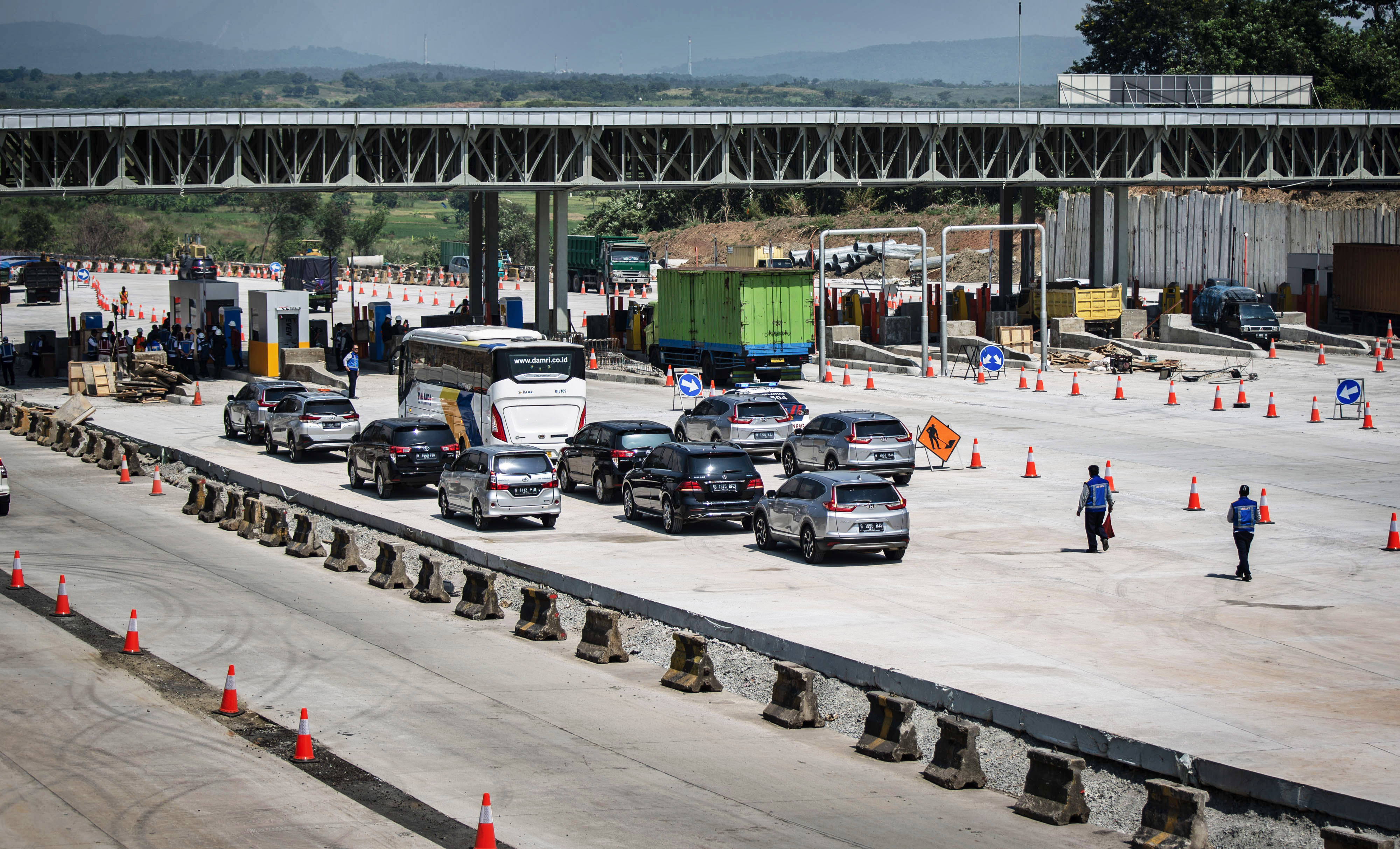 Suasana pembangunan Gerbang Tol (GT) Kalihurip Utama di Cikampek, Karawang, Jawa Barat, Senin (20/5)