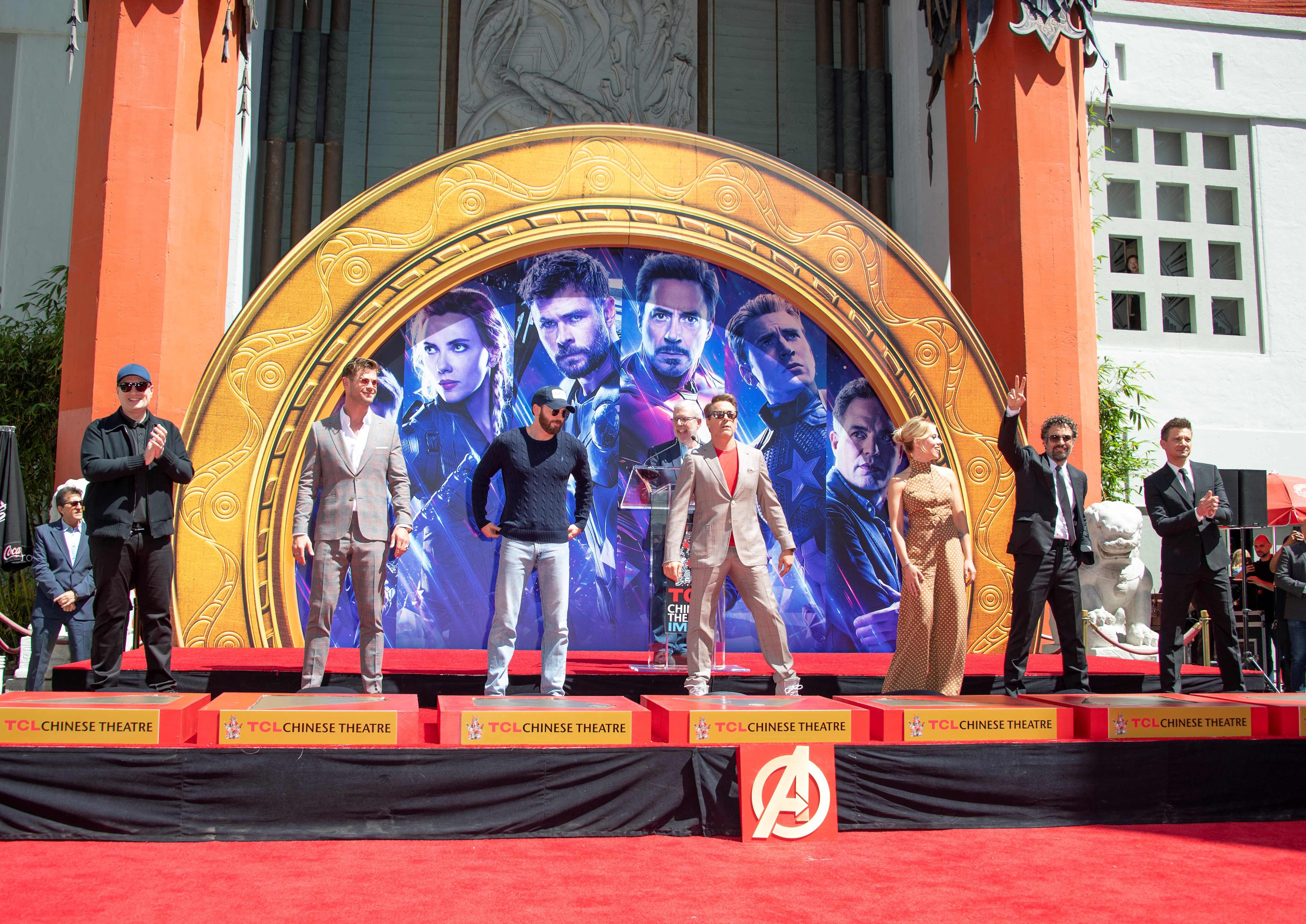 Para pemeran film Avengers: Endgame merekam telapak tangan mereka di Hollywood.
