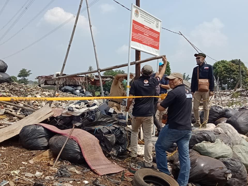 Tim penyidik Direktorat Jenderal Penegakan Hukum KLHK saat menyegel tempat penimbun sampah di sekitar Jalan Narogong Raya.