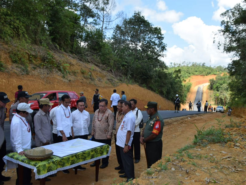  Presiden Joko Widodo (tengah) didampingi sejumlah pejabat terkait melihat peta kawasan salah satu lokasi calon ibu kota negara 