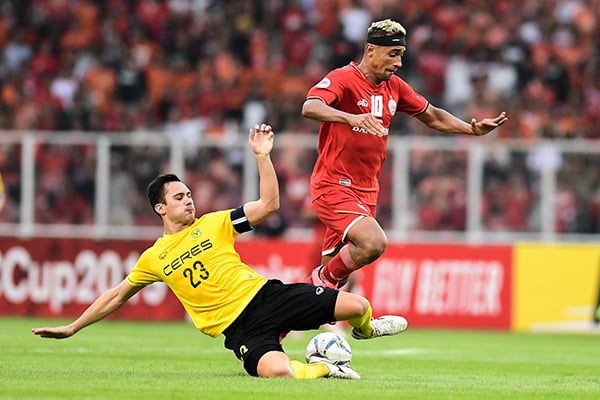 Pesepak bola Persija Jakarta Bruno Matos (kanan)