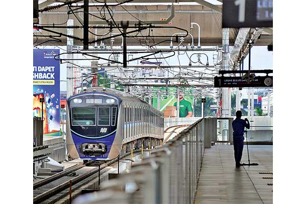 Rangkaian kereta moda raya terpadu (MRT) memasuki Stasiun ASEAN di Jakarta, akhir pekan lalu.