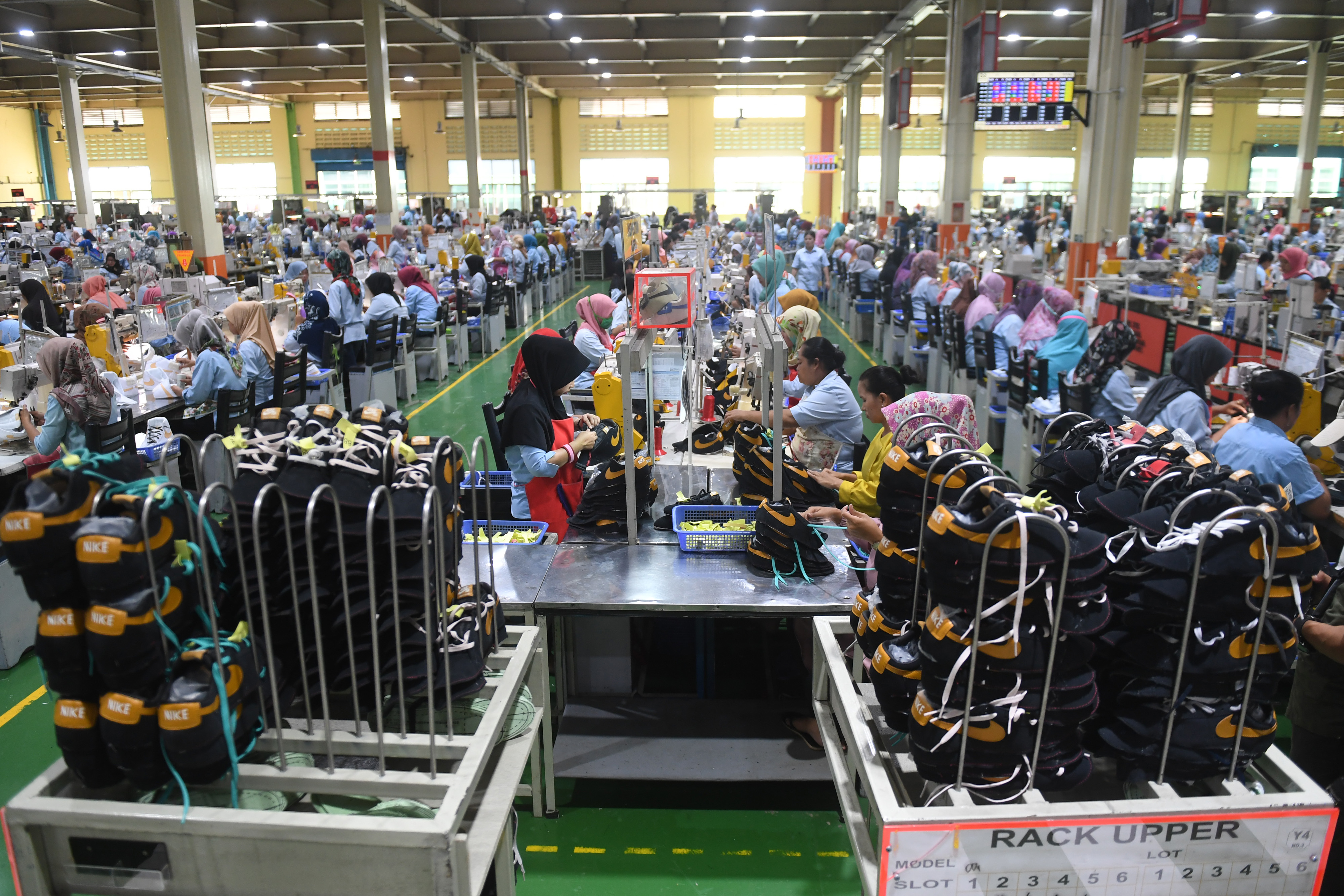 Pekerja memproduksi sepatu untuk diekspor di Tangerang, Banten.