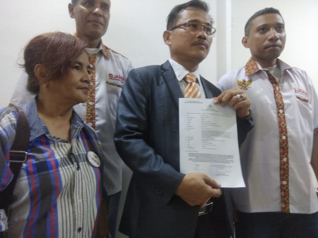 Direktur Yayasan Bantuan Hukum Kemandirian Jakarta Josua Victor saat melaporkan Permadi ke Polda Metro Jaya, Jumat (10/5).