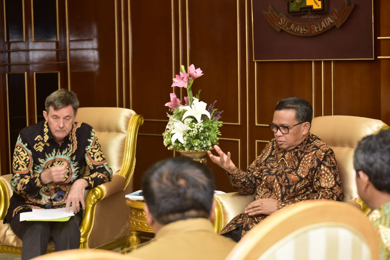 Gubernur Sulawesi Selatan, Nurdin Abdullah bersama  Konjen Australia, Richard Matheus di Makassar, Selasa (7/5).