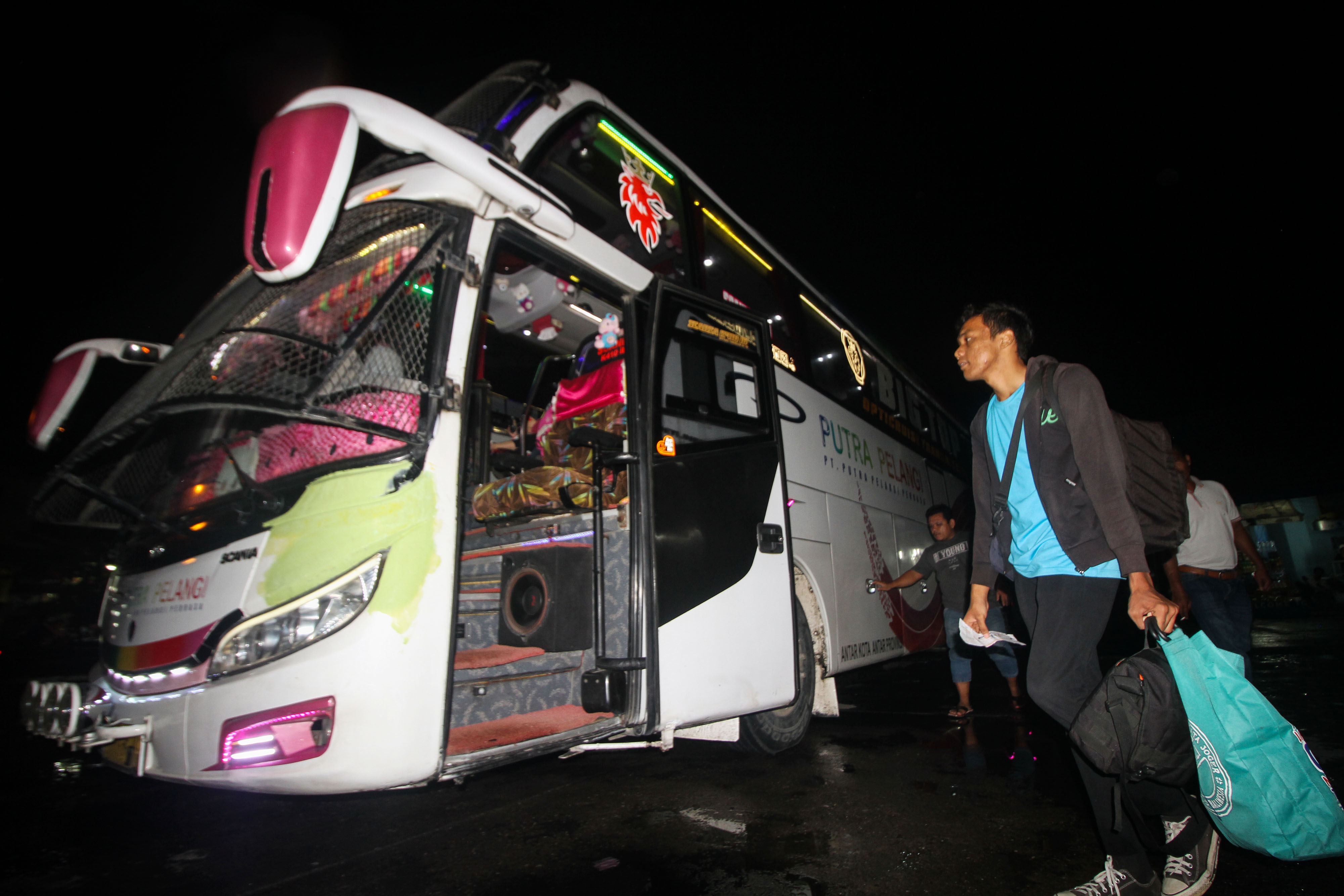 Pemudik menuju bus antarkota antarprovinsi (AKAP) di Lhokseumawe, Aceh.