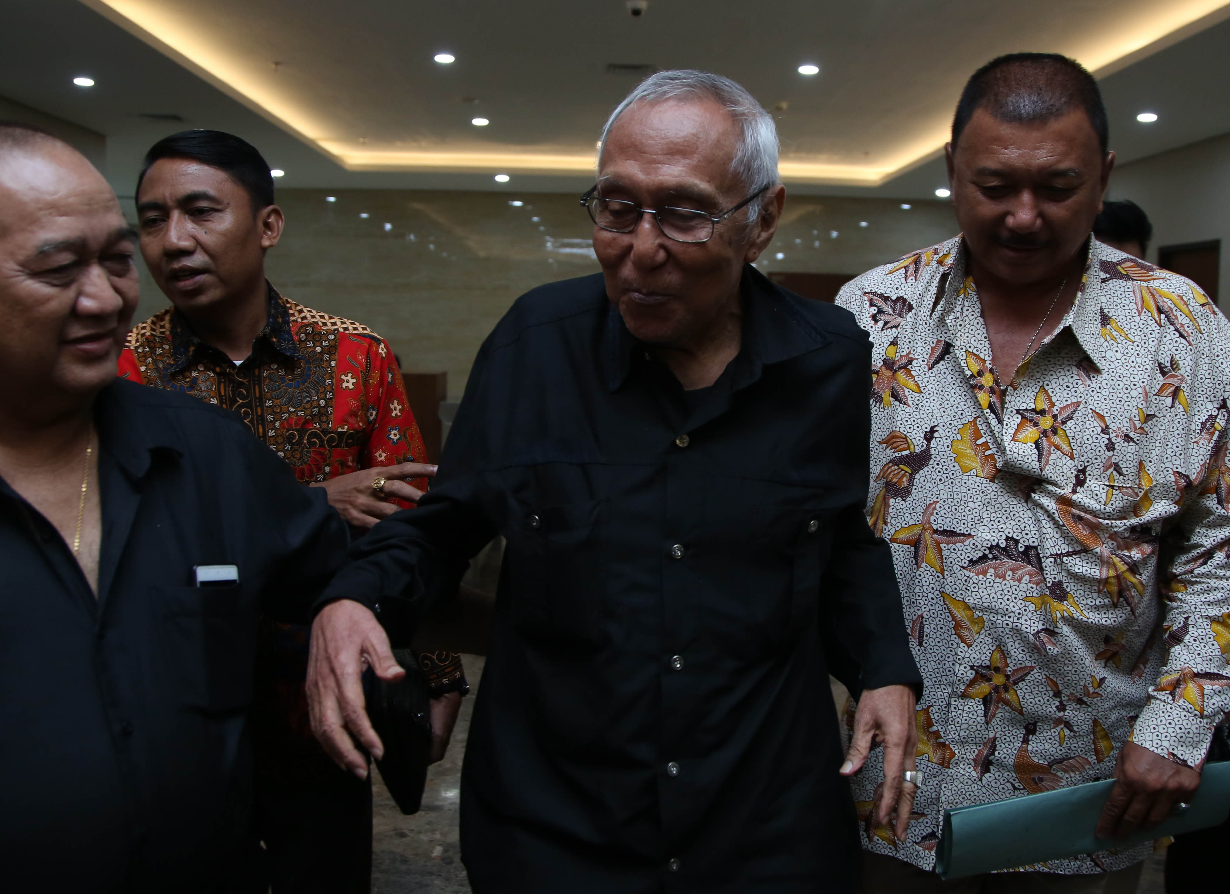 Politisi Partai Gerindra Permadi (tengah)