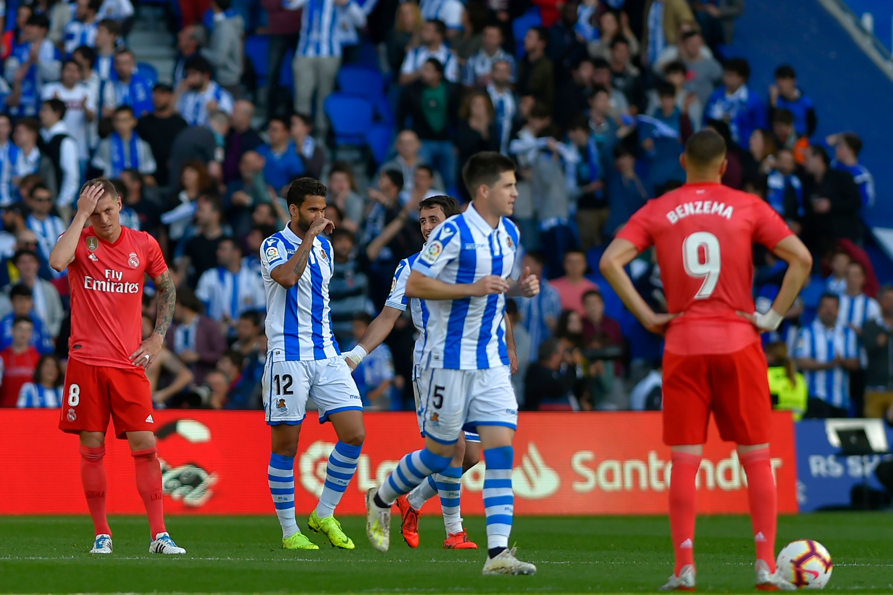 Real Sociedad merayakan setelah mencetak gol selama pertandingan sepak bola Liga Spanyol antara Real Sociedad dan Real Madrid